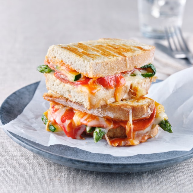 Tosti geroosterde groenten met pittige paprikasaus en peperoni